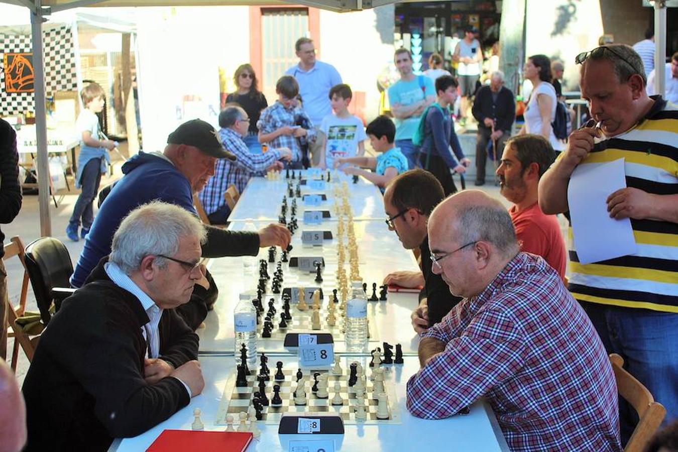 Y Villamediana sigue disfrutando de sus fiestas a la espera de honrar a San Isidro este miércoles. El buen tiempo también ayuda a que el ambiente sea fantástico. Dulces y ajedrez amenizaron a artistas de la cocina y de los tableros.