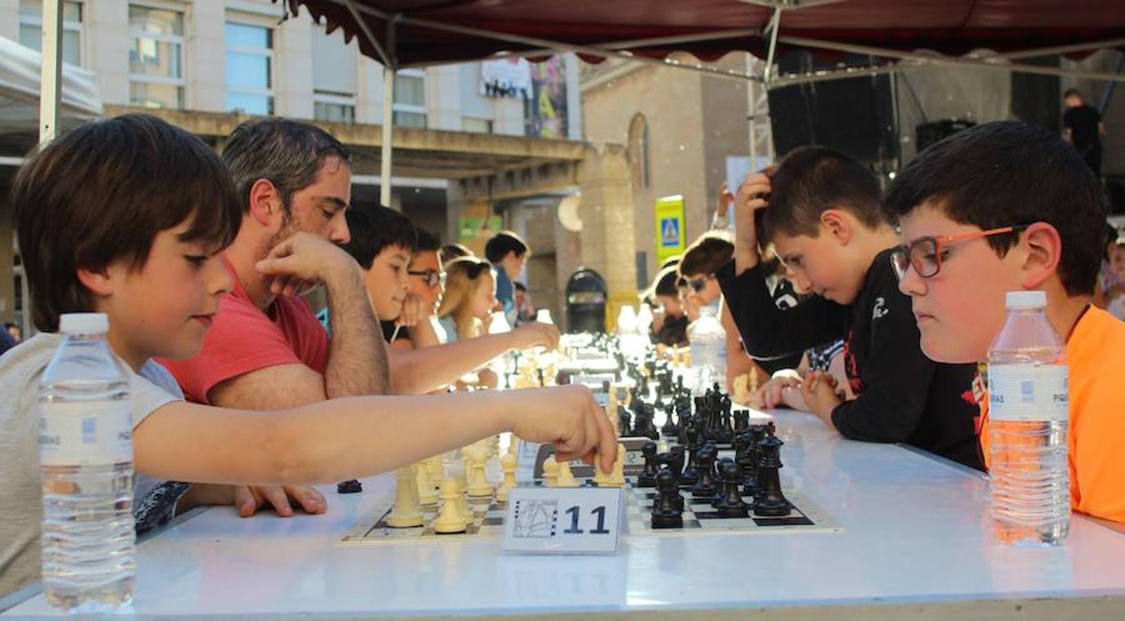 Y Villamediana sigue disfrutando de sus fiestas a la espera de honrar a San Isidro este miércoles. El buen tiempo también ayuda a que el ambiente sea fantástico. Dulces y ajedrez amenizaron a artistas de la cocina y de los tableros.