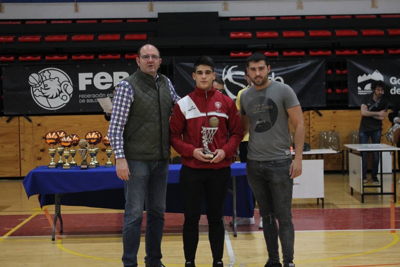 Con las gradas llenas con más de 800 aficionados, Lobete vivió el XXVI Día del Baloncesto, organizado por la Federación Riojana de Baloncesto con las finales autonómicas de categoría séniors y la entrega de trofeos