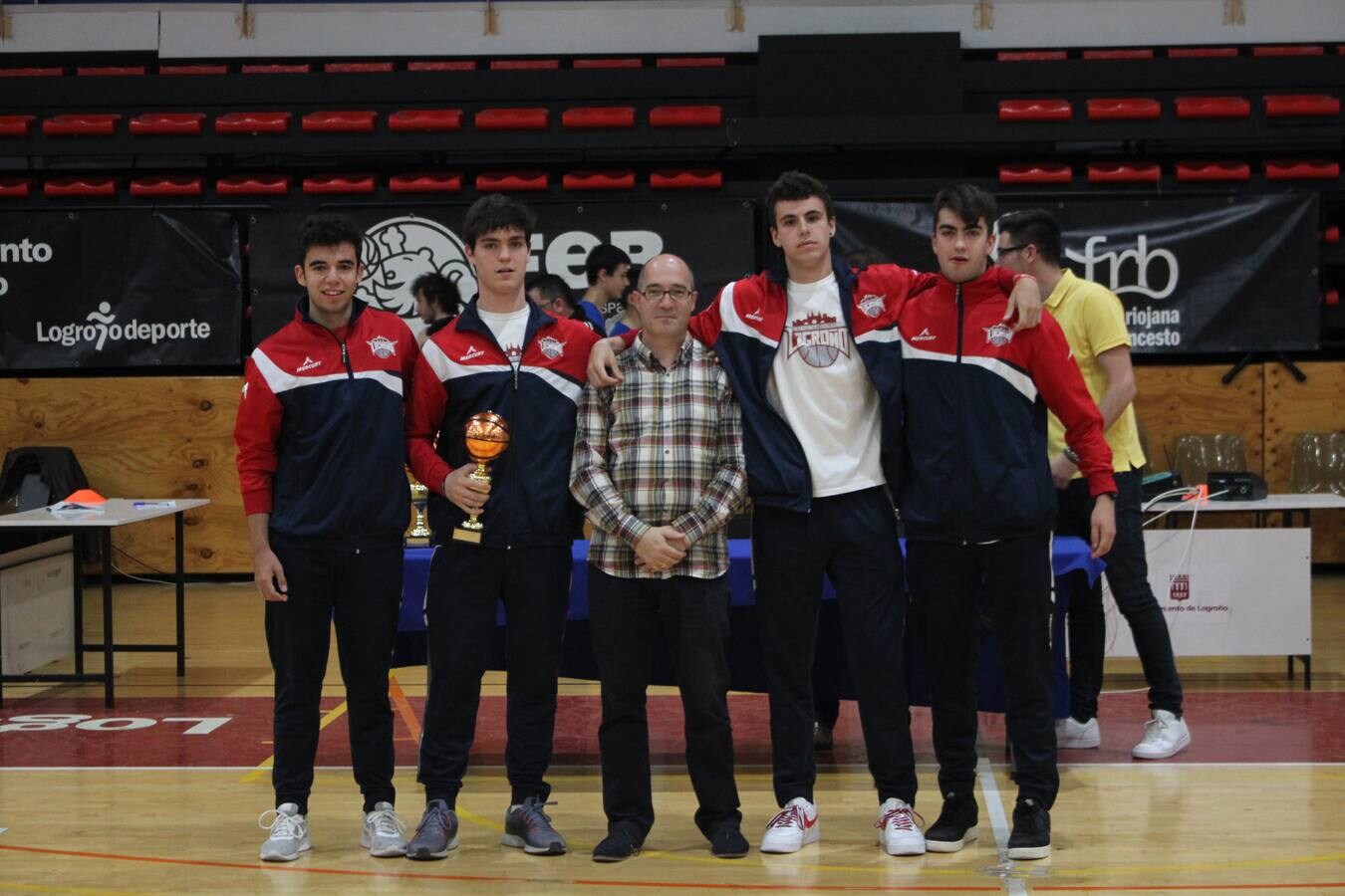 Con las gradas llenas con más de 800 aficionados, Lobete vivió el XXVI Día del Baloncesto, organizado por la Federación Riojana de Baloncesto con las finales autonómicas de categoría séniors y la entrega de trofeos