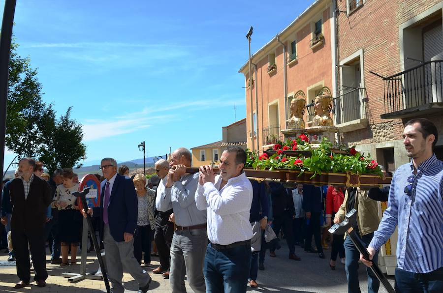 Fervor y tradición durante el recorrido de la imagen de San Isidro Labrador por las calles de Calahorra,, patrón de los agricultores 