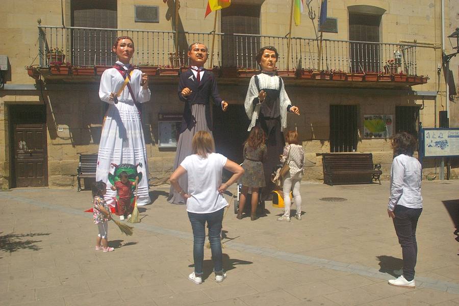 Los agricultores comenzaron honrando a su patrón de víspera con 'La Charma´', no faltó la misa en honor al santo y posterior procesión, así como la bendición de los campos y las danzas en varios sitios del recorrido