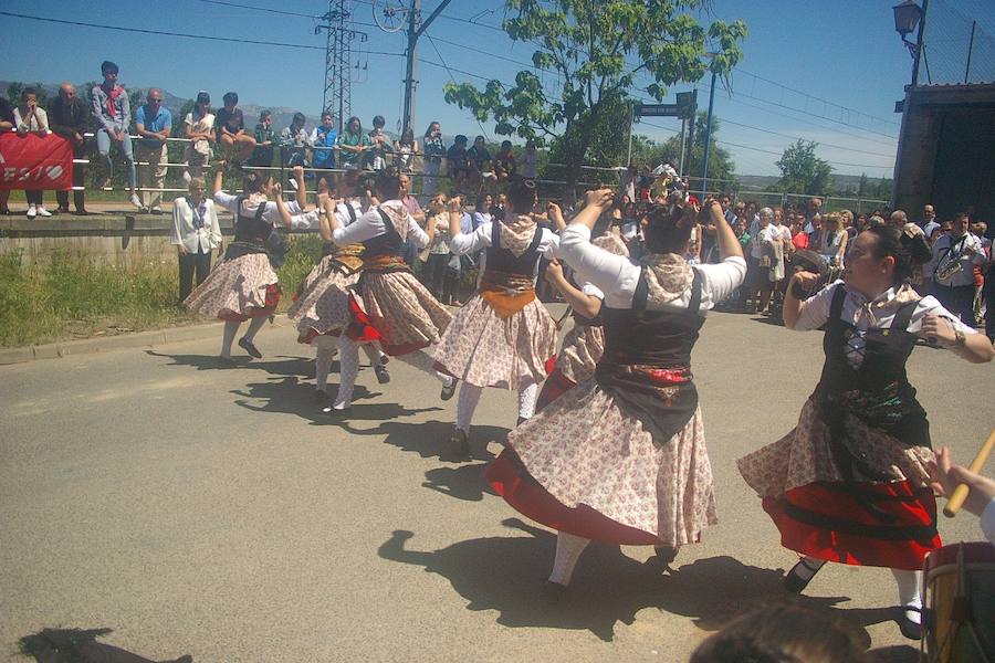 Los agricultores comenzaron honrando a su patrón de víspera con 'La Charma´', no faltó la misa en honor al santo y posterior procesión, así como la bendición de los campos y las danzas en varios sitios del recorrido