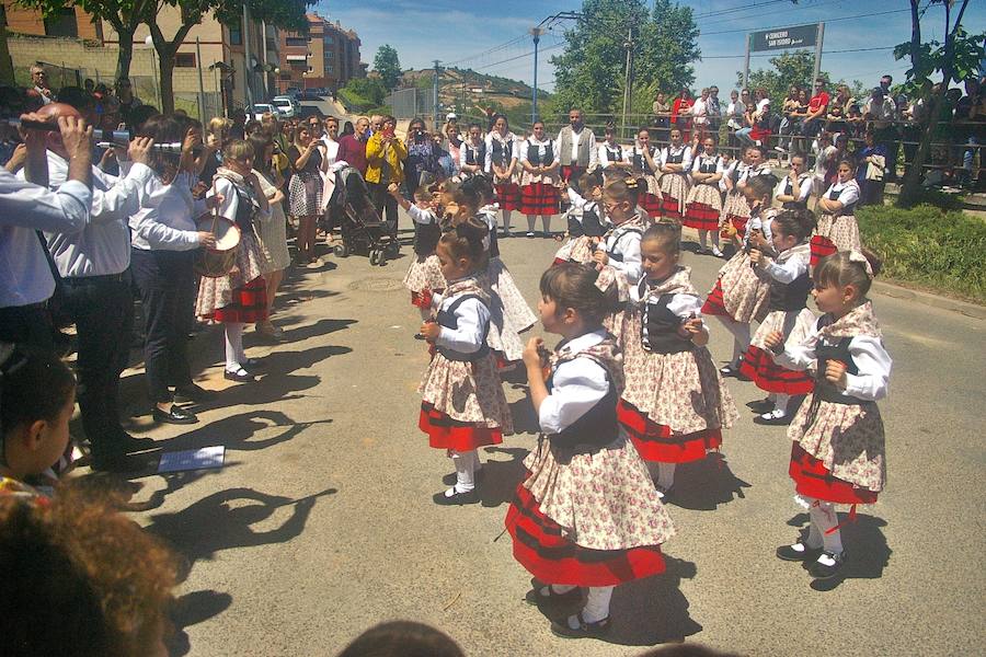 Los agricultores comenzaron honrando a su patrón de víspera con 'La Charma´', no faltó la misa en honor al santo y posterior procesión, así como la bendición de los campos y las danzas en varios sitios del recorrido