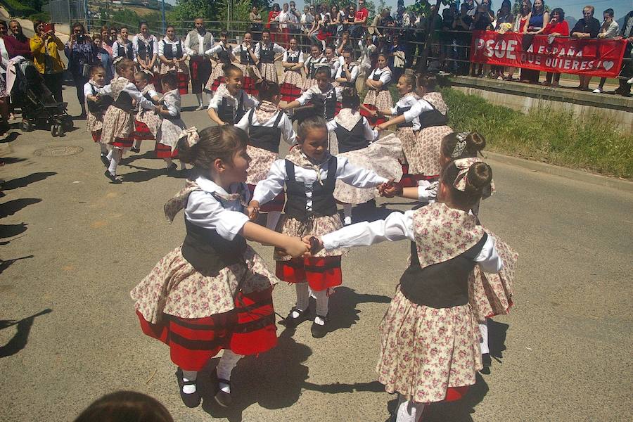 Los agricultores comenzaron honrando a su patrón de víspera con 'La Charma´', no faltó la misa en honor al santo y posterior procesión, así como la bendición de los campos y las danzas en varios sitios del recorrido