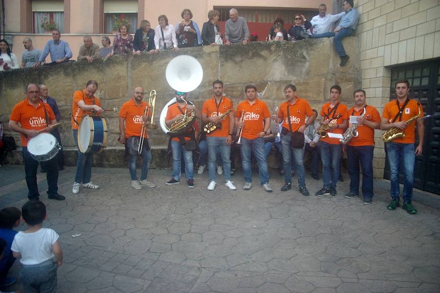 Los agricultores comenzaron honrando a su patrón de víspera con 'La Charma´', no faltó la misa en honor al santo y posterior procesión, así como la bendición de los campos y las danzas en varios sitios del recorrido