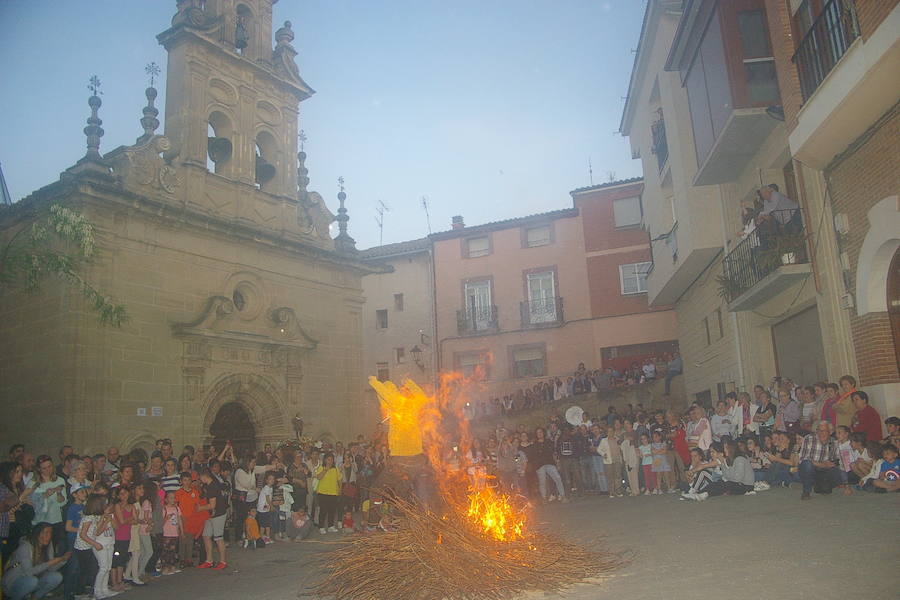 Los agricultores comenzaron honrando a su patrón de víspera con 'La Charma´', no faltó la misa en honor al santo y posterior procesión, así como la bendición de los campos y las danzas en varios sitios del recorrido