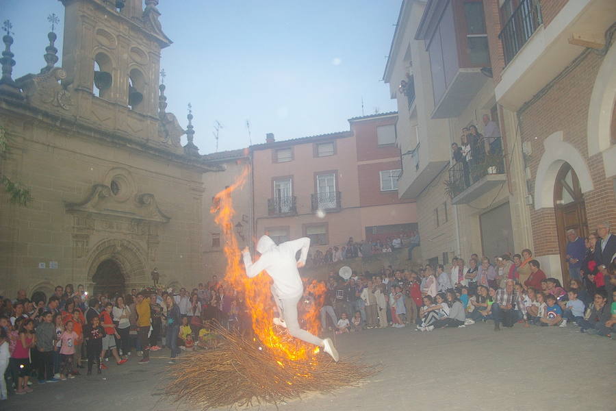 Los agricultores comenzaron honrando a su patrón de víspera con 'La Charma´', no faltó la misa en honor al santo y posterior procesión, así como la bendición de los campos y las danzas en varios sitios del recorrido