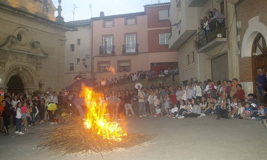 Los agricultores comenzaron honrando a su patrón de víspera con 'La Charma´', no faltó la misa en honor al santo y posterior procesión, así como la bendición de los campos y las danzas en varios sitios del recorrido