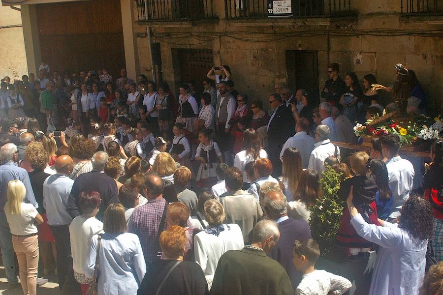 Los agricultores comenzaron honrando a su patrón de víspera con 'La Charma´', no faltó la misa en honor al santo y posterior procesión, así como la bendición de los campos y las danzas en varios sitios del recorrido