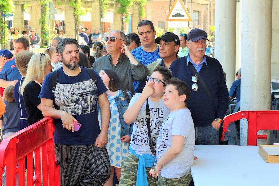 El sol y calor acompañó a los vecinos durante la procesión y los actos que se celebraron en la calle