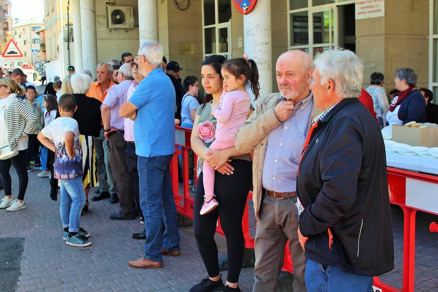 El sol y calor acompañó a los vecinos durante la procesión y los actos que se celebraron en la calle