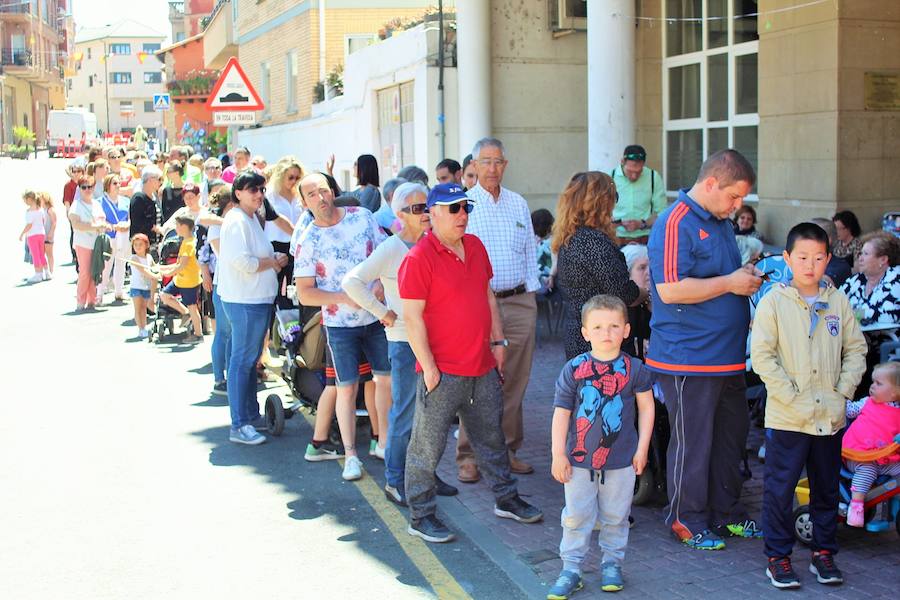 El sol y calor acompañó a los vecinos durante la procesión y los actos que se celebraron en la calle