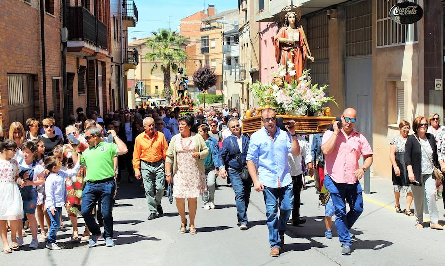 El sol y calor acompañó a los vecinos durante la procesión y los actos que se celebraron en la calle