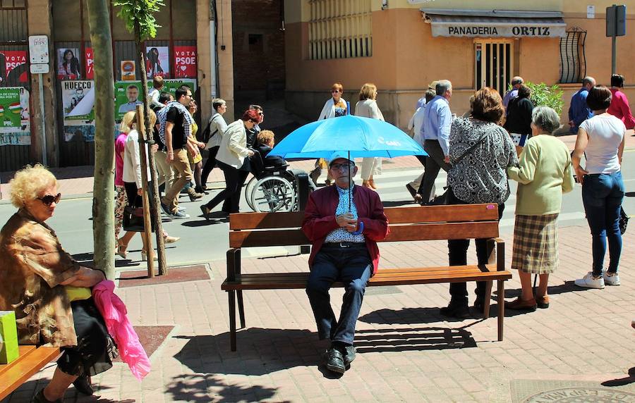 El sol y calor acompañó a los vecinos durante la procesión y los actos que se celebraron en la calle