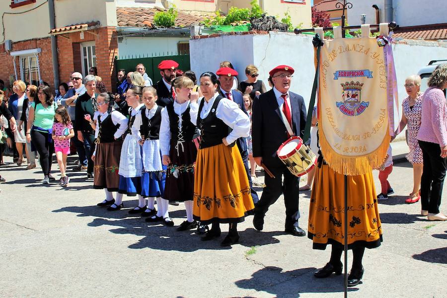 El sol y calor acompañó a los vecinos durante la procesión y los actos que se celebraron en la calle