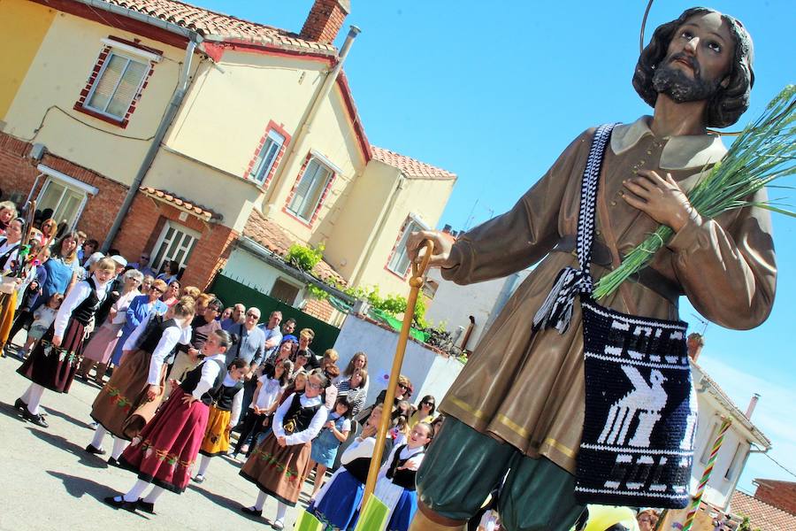 El sol y calor acompañó a los vecinos durante la procesión y los actos que se celebraron en la calle