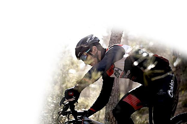 Nuevo reto.Carlos Coloma afronta una bajada entre árboles. :: silvia fernández