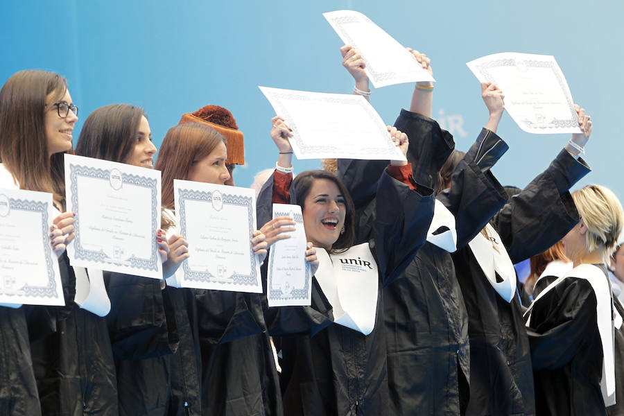 Ceremonia de graduación de los alumnos de Grado y Posgradl en la Plaza de Toros de Logroño