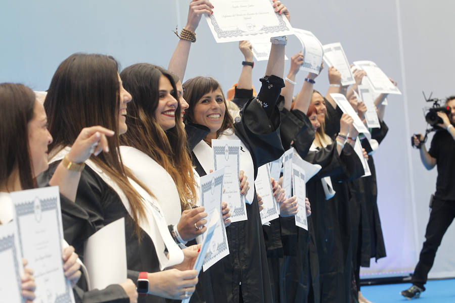 Ceremonia de graduación de los alumnos de Grado y Posgradl en la Plaza de Toros de Logroño