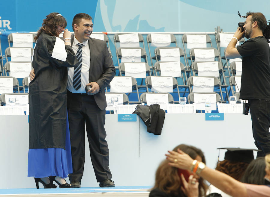 Ceremonia de graduación de los alumnos de grado y postgrado en la plaza de toros de Logroño