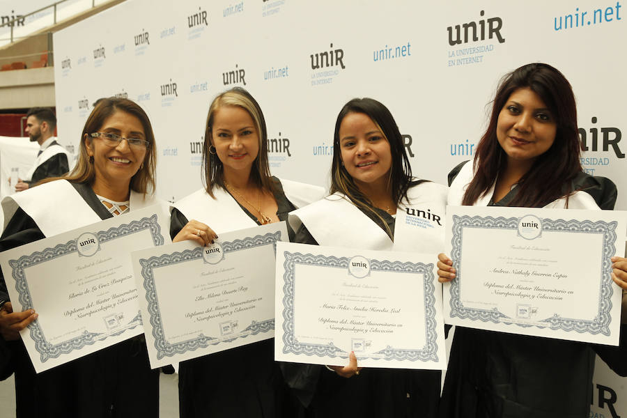 Ceremonia de graduación de los alumnos de grado y postgrado en la plaza de toros de Logroño