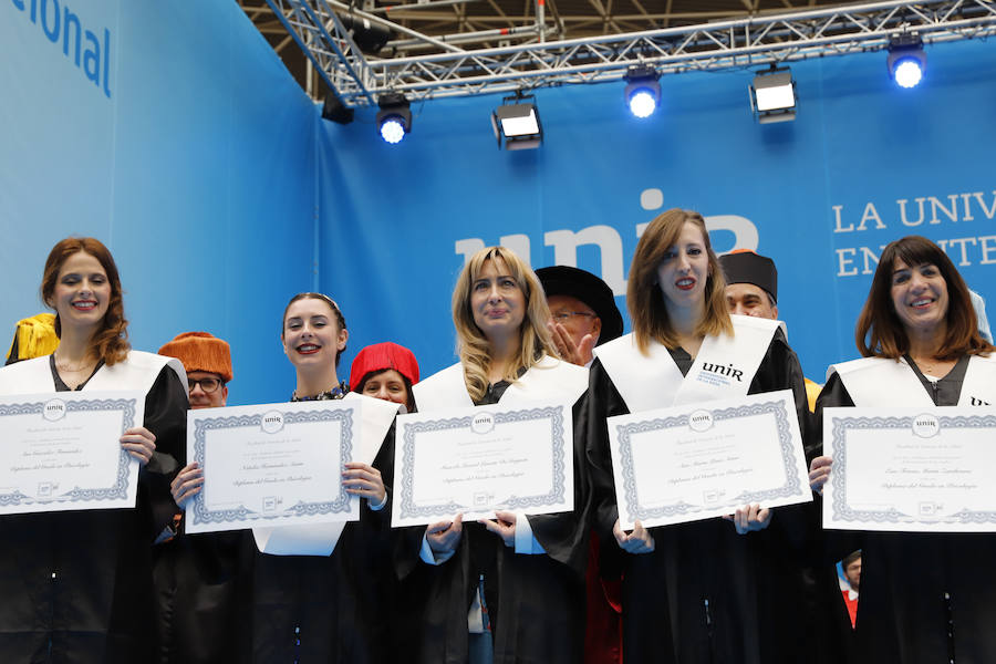 Ceremonia de graduación de los alumnos de grado y postgrado en la plaza de toros de Logroño