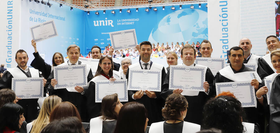 Ceremonia de graduación de los alumnos de grado y postgrado en la plaza de toros de Logroño