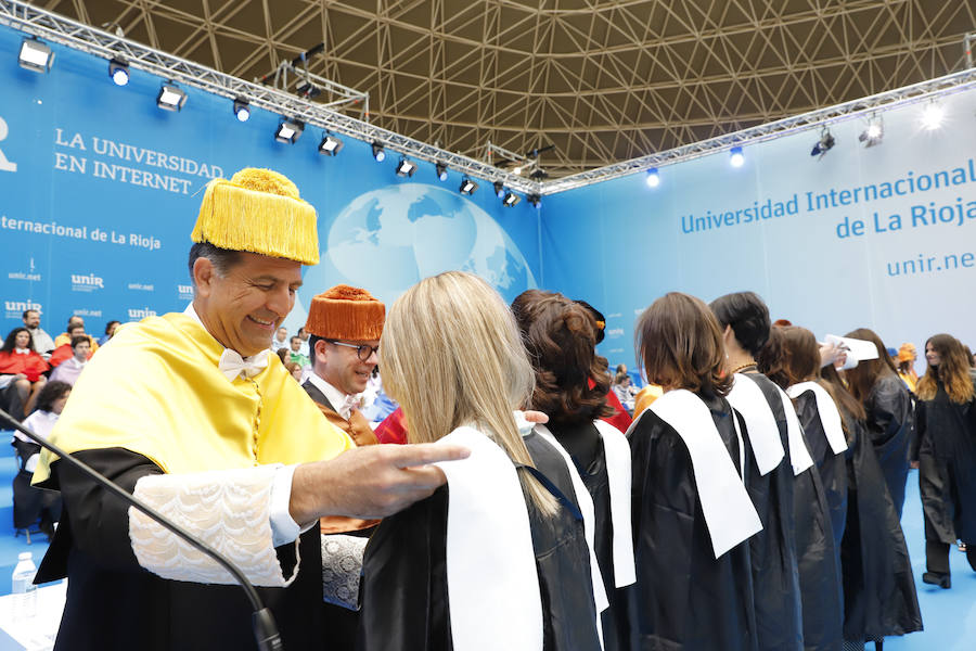 Ceremonia de graduación de los alumnos de grado y postgrado en la plaza de toros de Logroño