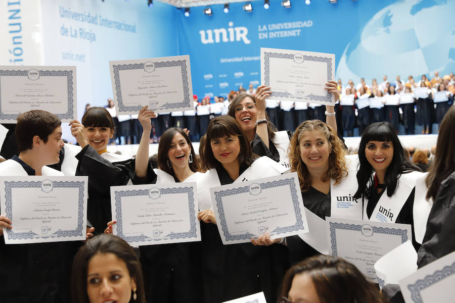 Ceremonia de graduación de los alumnos de grado y postgrado en la plaza de toros de Logroño