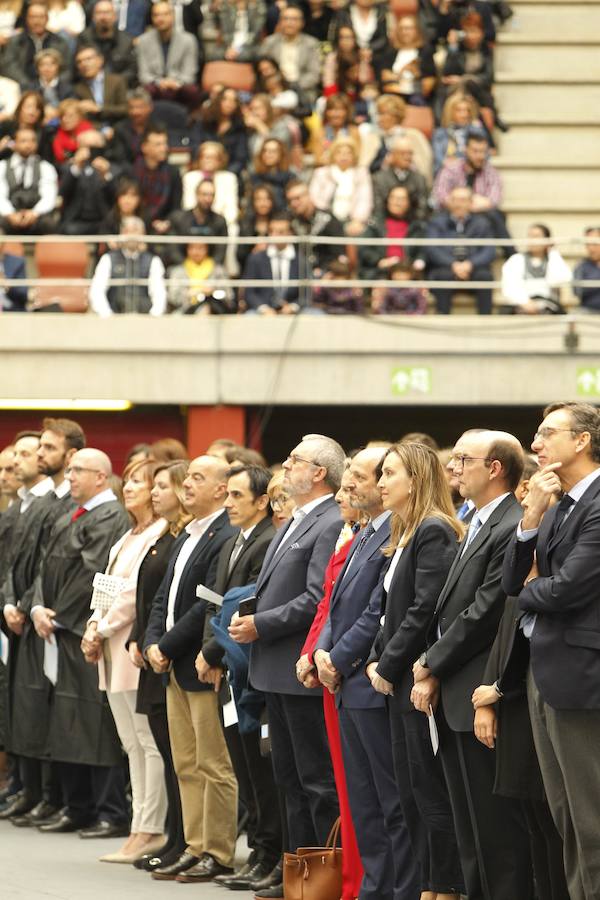 Ceremonia de graduación de los alumnos de grado y postgrado en la plaza de toros de Logroño