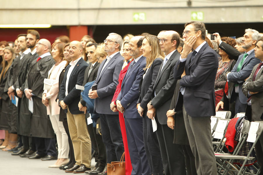 Ceremonia de graduación de los alumnos de grado y postgrado en la plaza de toros de Logroño