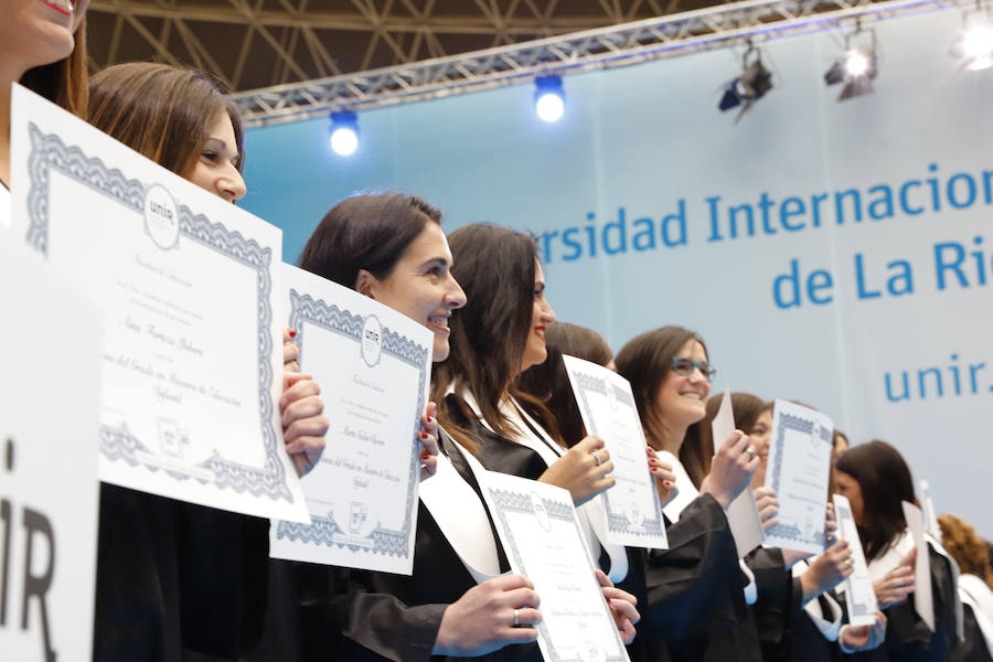 Ceremonia de graduación de los alumnos de grado y postgrado en la plaza de toros de Logroño