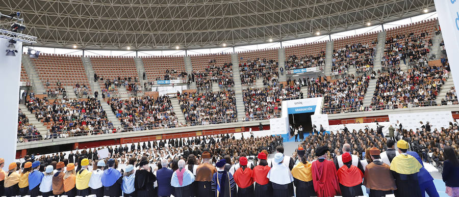 Ceremonia de graduación de los alumnos de grado y postgrado en la plaza de toros de Logroño