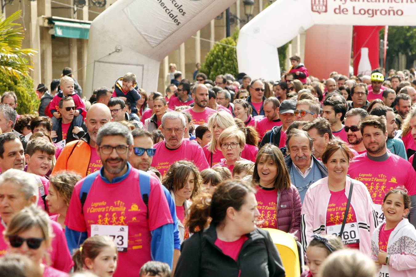 Fotos: Multitudinaria participación en la Carrera de la Familia (I)