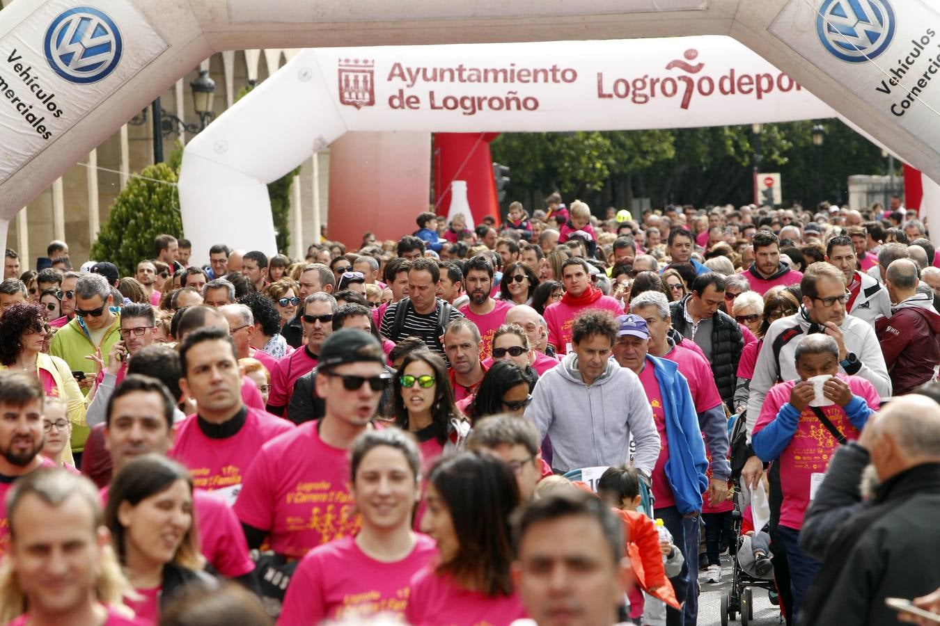 Fotos: Multitudinaria participación en la Carrera de la Familia (I)