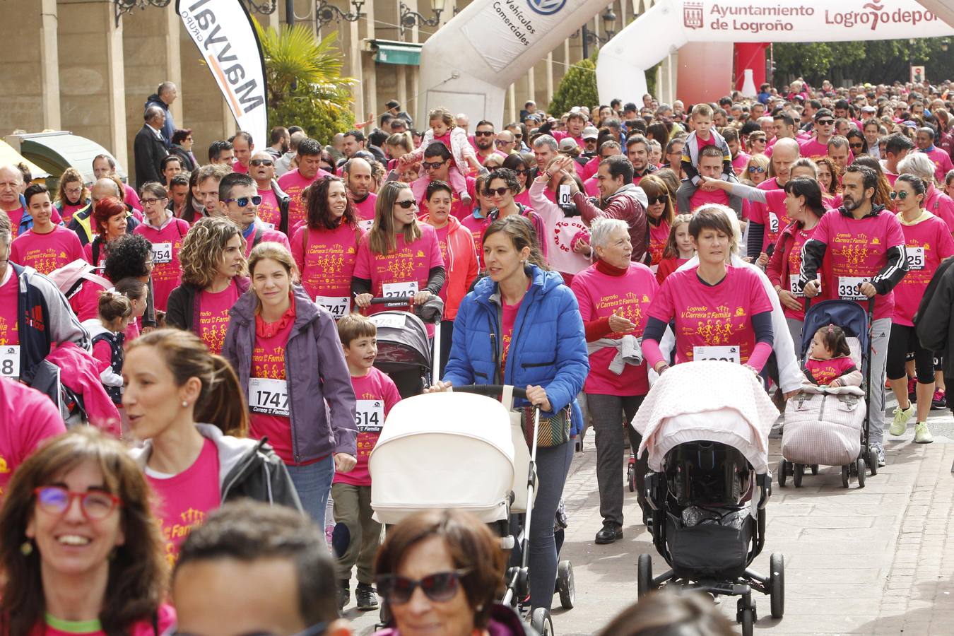 Fotos: Multitudinaria participación en la Carrera de la Familia (I)