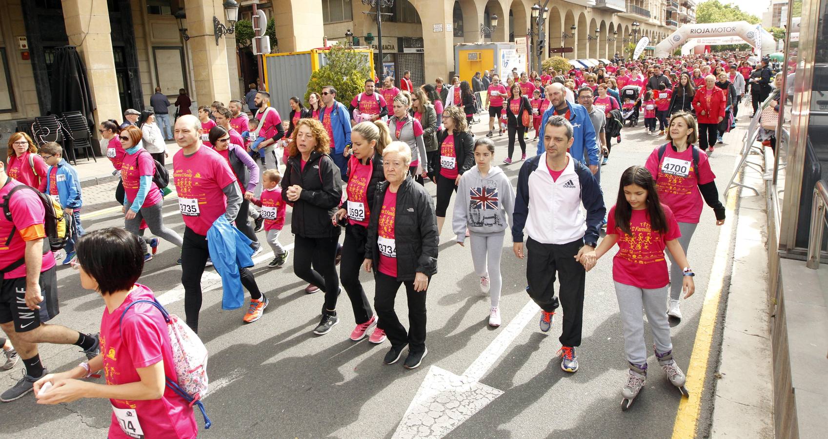 Fotos: Multitudinaria participación en la Carrera de la Familia (I)