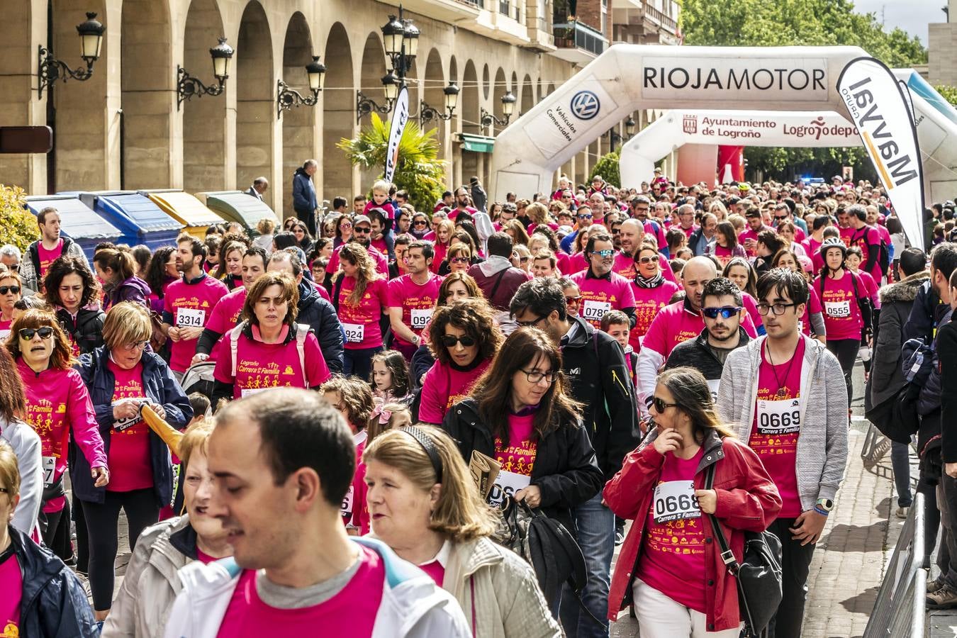 Fotos: Multitudinaria participación en la Carrera de la Familia (I)