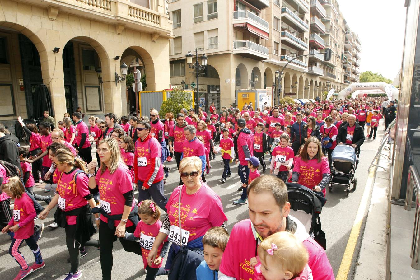 Fotos: Multitudinaria participación en la Carrera de la Familia (I)