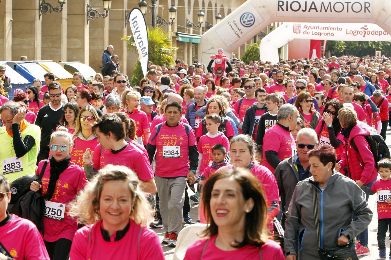 Fotos: Multitudinaria participación en la Carrera de la Familia (I)