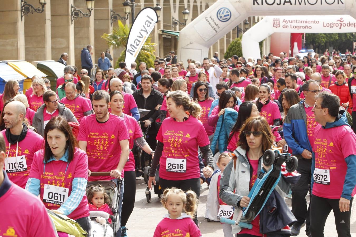 Fotos: Multitudinaria participación en la Carrera de la Familia (I)