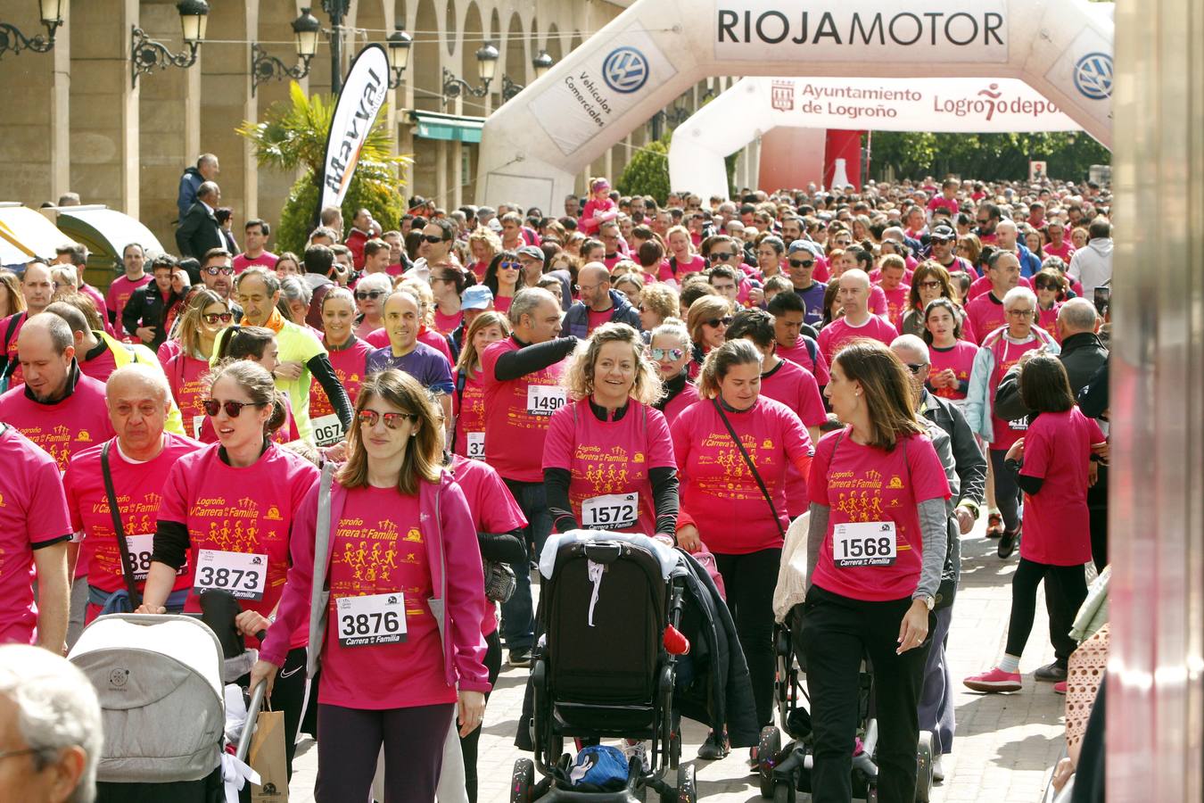 Fotos: Multitudinaria participación en la Carrera de la Familia (II)