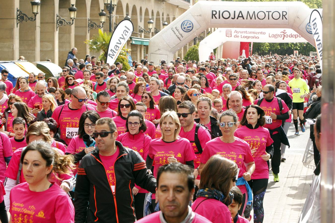 Fotos: Multitudinaria participación en la Carrera de la Familia (II)