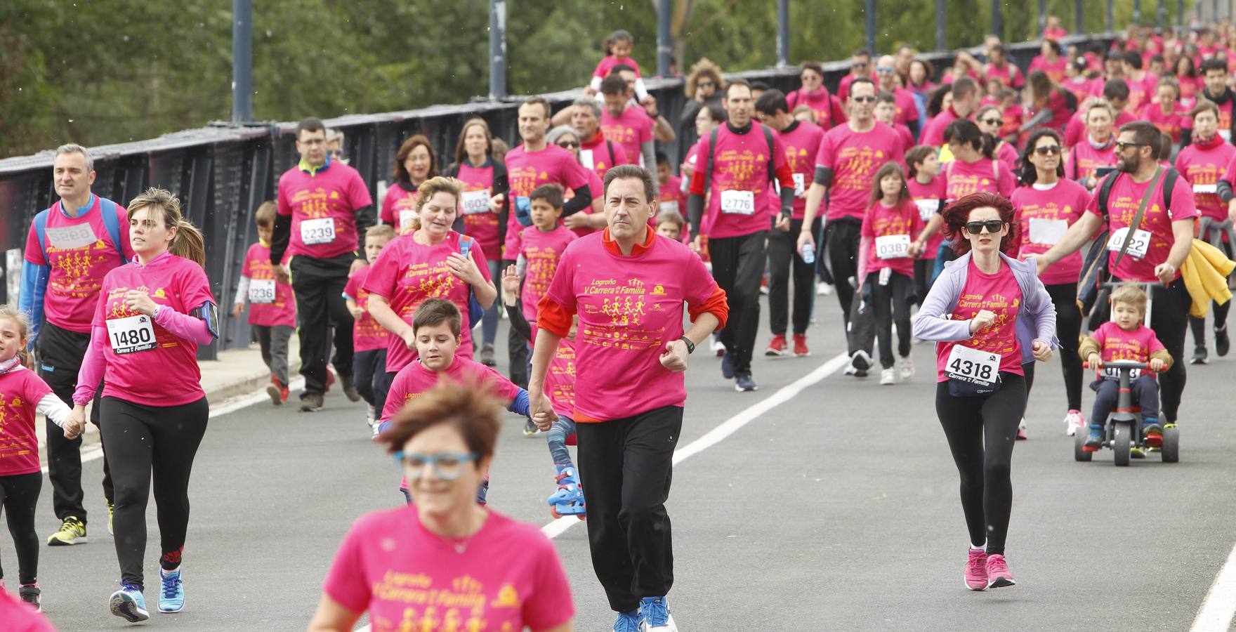 Fotos: Multitudinaria participación en la Carrera de la Familia (II)