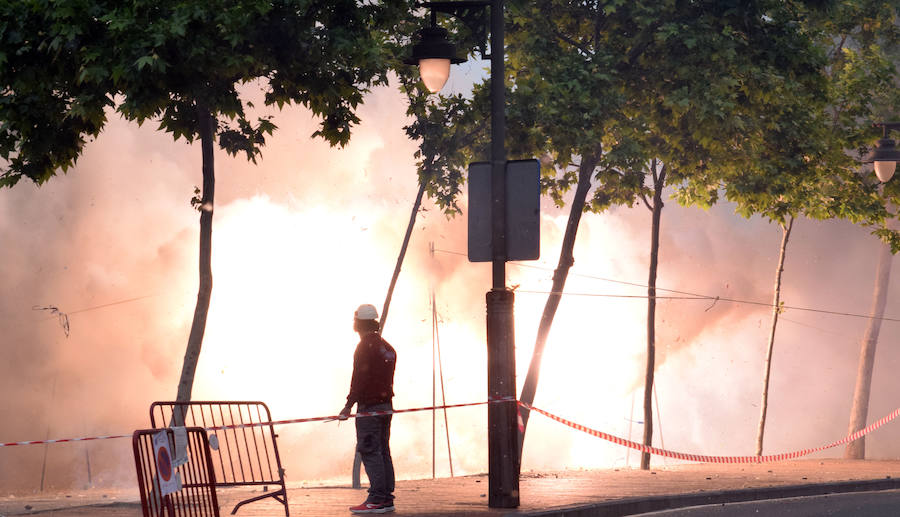 Mucho ruido y olor al pólvo en el Parque del Ebro