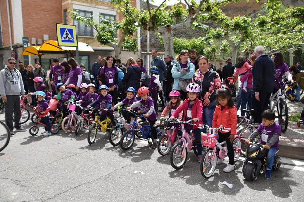 Ciclistas del recorrido largo por la calle Ibo Alfaro (izquierda) y un grupo de niños esperando su llegada para incorporarse a la marcha (derecha). :: s.s.j.