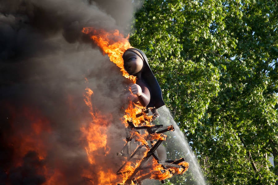 Cientos de personas se acercaron al acto final de las 'fallas' que se han venido celebrando en los últimos días