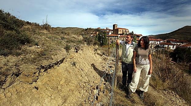 Óscar y Amaya posan junto a una terraza del cerro de San Cristóbal de San Román. 
