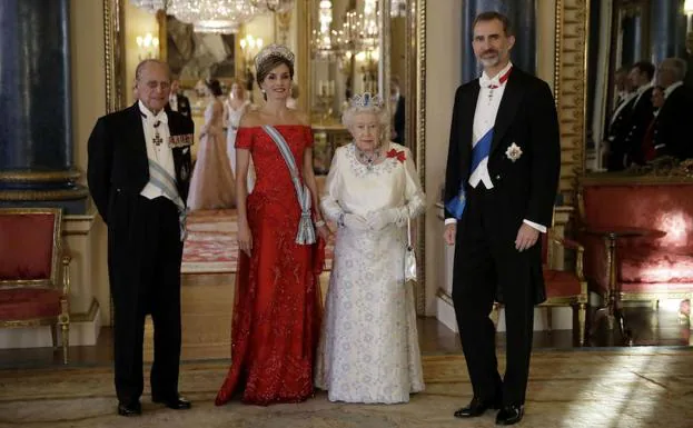 Felipe de Edimburgo, la reina Letizia, la reina Isabel II y el rey Felipe VI antes del banquete en el Palacio de Buckingham con motivo de la visita oficial de los reyes de España al Reino Unido.